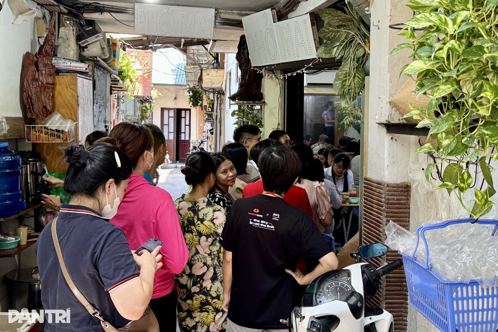 Quán phở gà chấm độc lạ ở Hà Nội, khách muốn ăn phải xếp hàng và có duyên - 4 Quán phở gà chấm độc lạ ở Hà Nội, khách muốn ăn phải xếp hàng và có duyên - 4