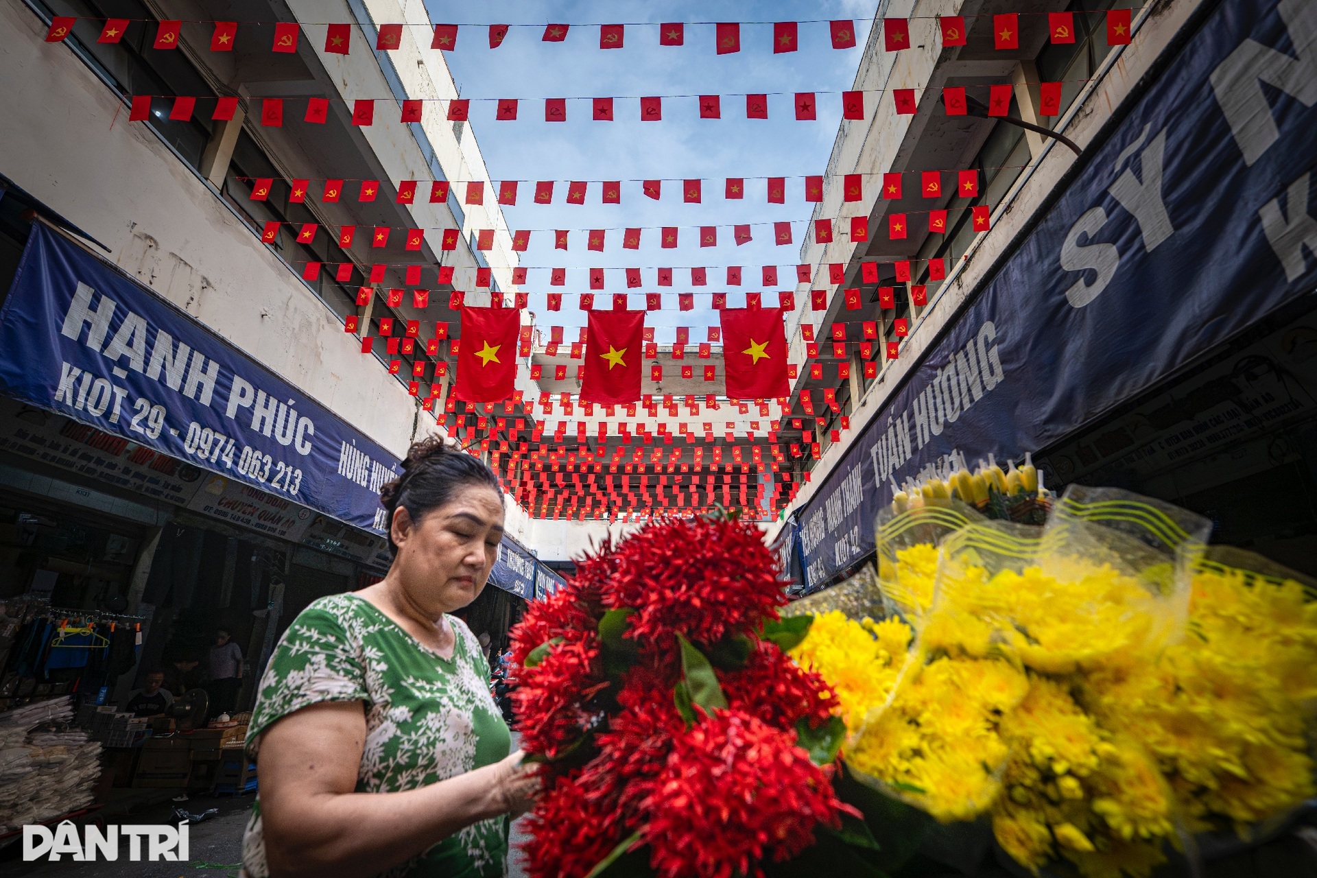 Thủ đô rực rỡ cờ hoa, người dân đi trong muôn ánh sao vàng tung bay rực rỡ - 14 Thủ đô rực rỡ cờ hoa, người dân đi trong muôn ánh sao vàng tung bay rực rỡ - 14