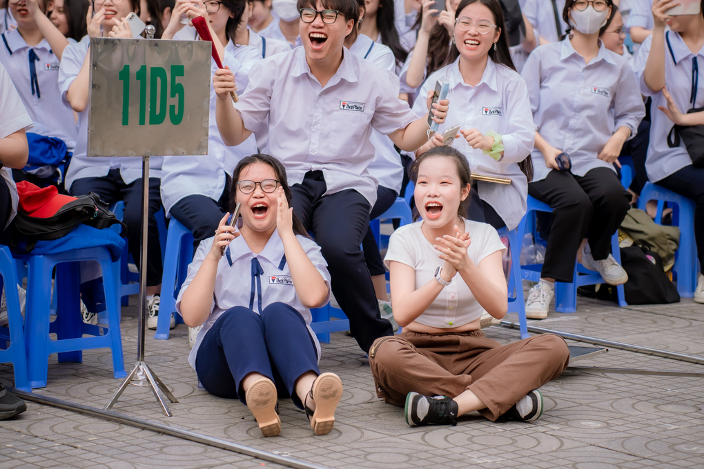 Phó hiệu trưởng mặc quần đùi nhảy cực sung trong lễ bế giảng - 4 Phó hiệu trưởng mặc quần đùi nhảy cực sung trong lễ bế giảng - 4
