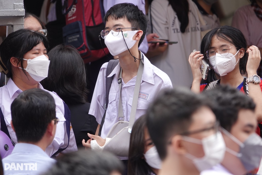TPHCM: Phụ huynh lựa người hợp vía để đưa con đi thi vào lớp 10 - 3 TPHCM: Phụ huynh lựa người hợp vía để đưa con đi thi vào lớp 10 - 3