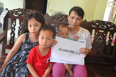 Hơn 40 triệu đồng tiếp tục được trao tặng 4 mẹ con bơ vơ ôm khoản nợ "khủng" sau cái chết của chồng