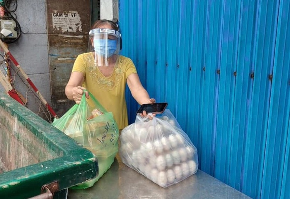 TPHCM: Cô hiệu trưởng đứng ký lương... ngoài đường - 2 TPHCM: Cô hiệu trưởng đứng ký lương... ngoài đường - 2