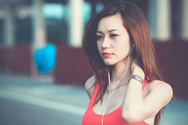 Vẻ hớp hồn của fan nữ hát Quốc ca trận U23 Việt Nam - U23 Jordan