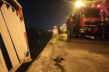 Hà Nội: Ô tô rơi khỏi cầu Chương Dương, nghi vài người mắc kẹt trong xe