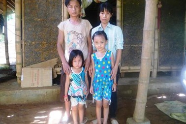 Nỗi khổ của cha mẹ không có tiền chữa bệnh cho con