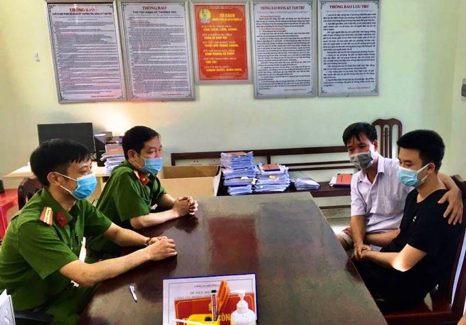 Người dân và 2 chiến sĩ công an kịp thời ứng cứu nam sinh nhảy cầu tự vẫn - 2 Người dân và 2 chiến sĩ công an kịp thời ứng cứu nam sinh nhảy cầu tự vẫn - 2