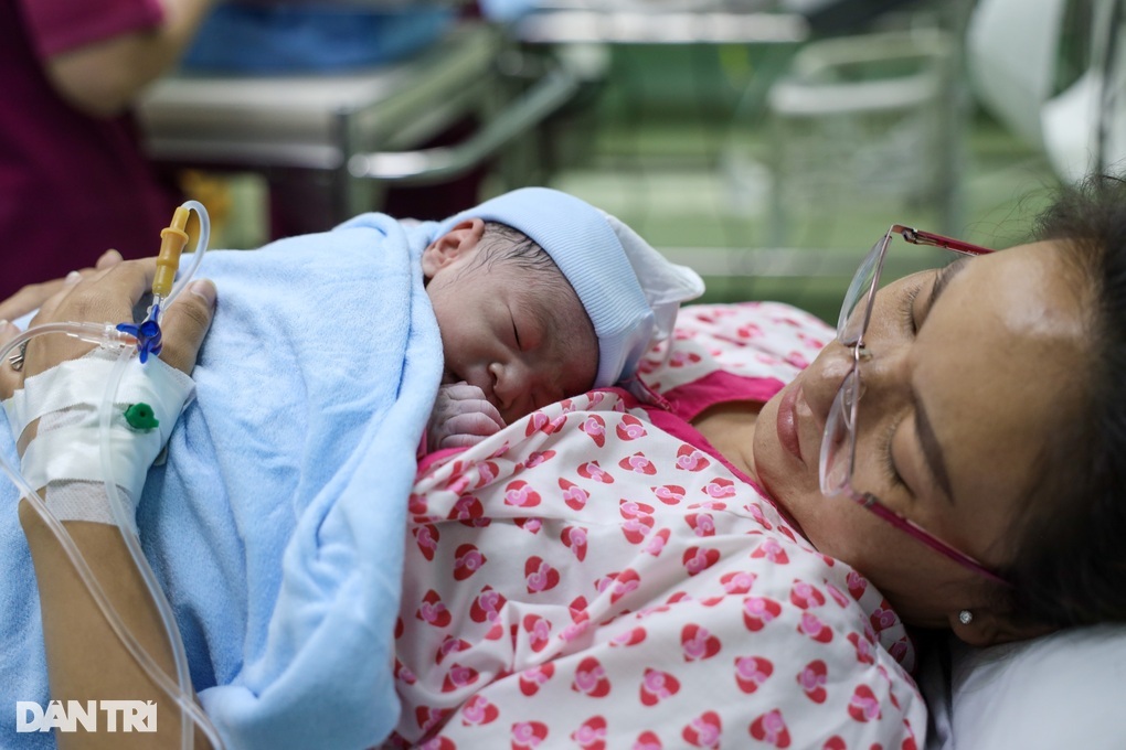 Bộ Y tế đề xuất bỏ quy định cặp vợ chồng chỉ sinh một hoặc hai con - 1
