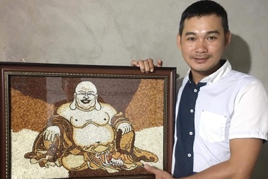 Thầy giáo "vẽ" những bức tranh từ "hạt ngọc trời" độc đáo