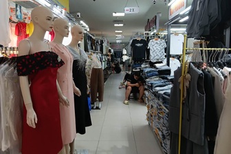 Chợ vẫn mở, người bán vẫn ngồi, chỉ khách quen không còn trở lại