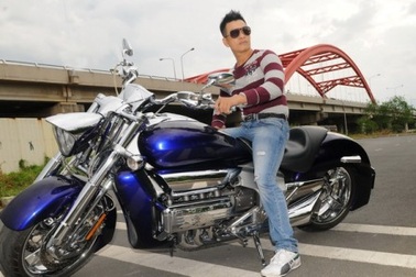 Công motor vạm vỡ bên “mãnh thú” Honda Valkyrie Rune