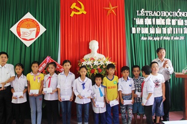 55 học sinh vượt khó, học giỏi nhận học bổng khuyến học