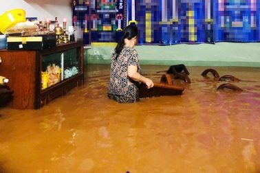 Nước ngập ngang bàn thờ, người dân thức trắng đêm canh lụt