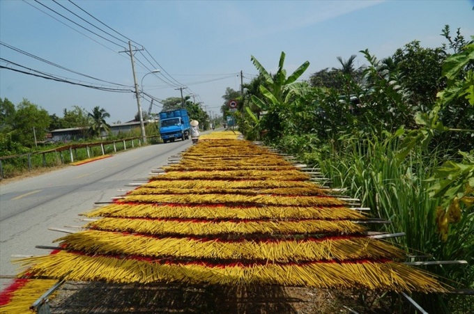 Tuyến đường Mai Bá Hương (xã Lê Minh Xuân, huyện Bình Chánh, TP.HCM) như được “thay áo” mới với sắc vàng, sắc đỏ rực rỡ từ những sạp phơi nhang ven đường.