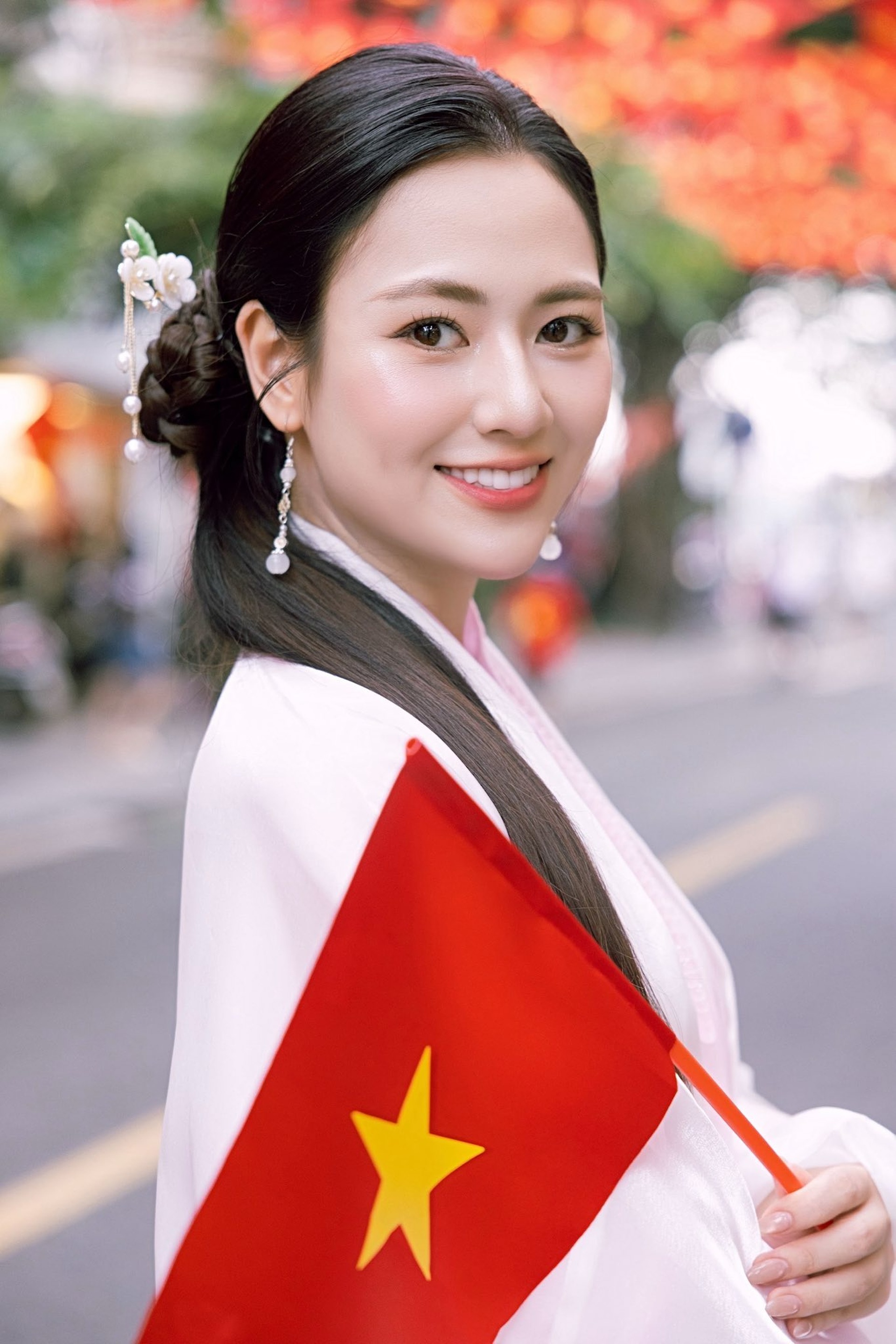 Việt Hoa U30: Nhan sắc xinh đẹp, phong cách thời trang thanh lịch - 3 Việt Hoa U30: Nhan sắc xinh đẹp, phong cách thời trang thanh lịch - 3