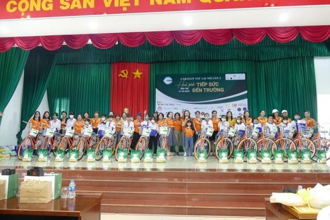 Lãnh đạo tỉnh cùng các nhà tài trợ trao quà cho các em học sinh.