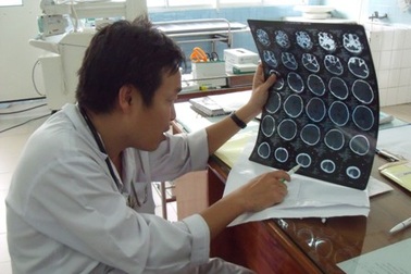 Bị dừa rơi trúng đầu, bé 3 tuổi chấn thương sọ não