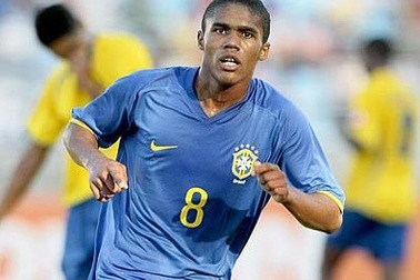 Manchester United theo đuổi "Ronaldinho mới"