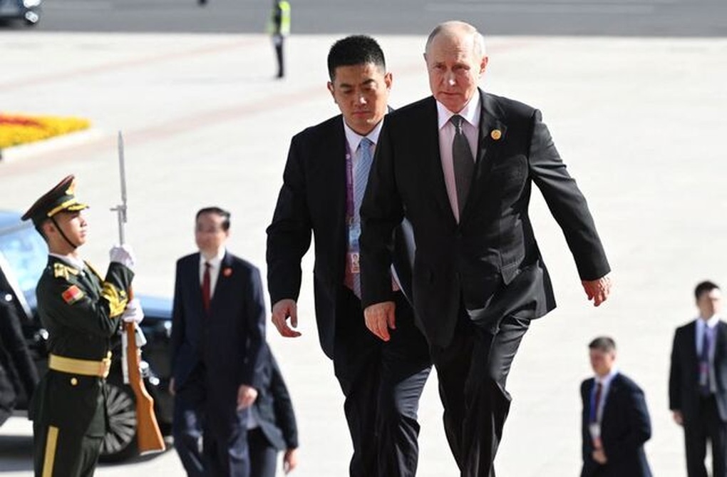 Ông Putin mang theo vali hạt nhân khi công du - 1 Ông Putin mang theo vali hạt nhân khi công du - 1