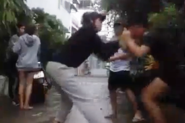 Cô gái ép bạn liếm chân đánh người trong một clip khác