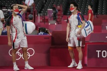 Cầu lông Indonesia nhận "mưa gạch đá" từ người hâm mộ nước nhà