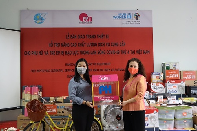 Lễ bàn giao trang thiết bị hỗ trợ.