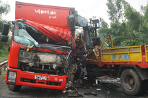 Cứu tài xế kẹt trong cabin biến dạng sau tai nạn gần hầm Hải Vân