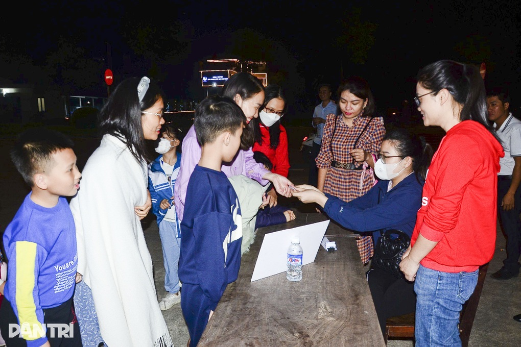 Người dân xếp hàng vào xem phim đen trắng như thời bao cấp - 1 Người dân xếp hàng vào xem phim đen trắng như thời bao cấp - 1