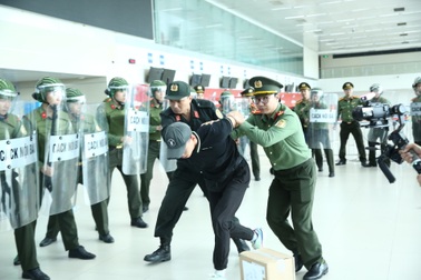 Hơn 300 người diễn tập xử lý tình huống gây rối tại sân bay Nội Bài