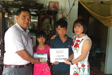 Vĩnh Long: Trao hơn 110 triệu đồng của bạn đọc hỗ trợ 2 anh em mồ côi