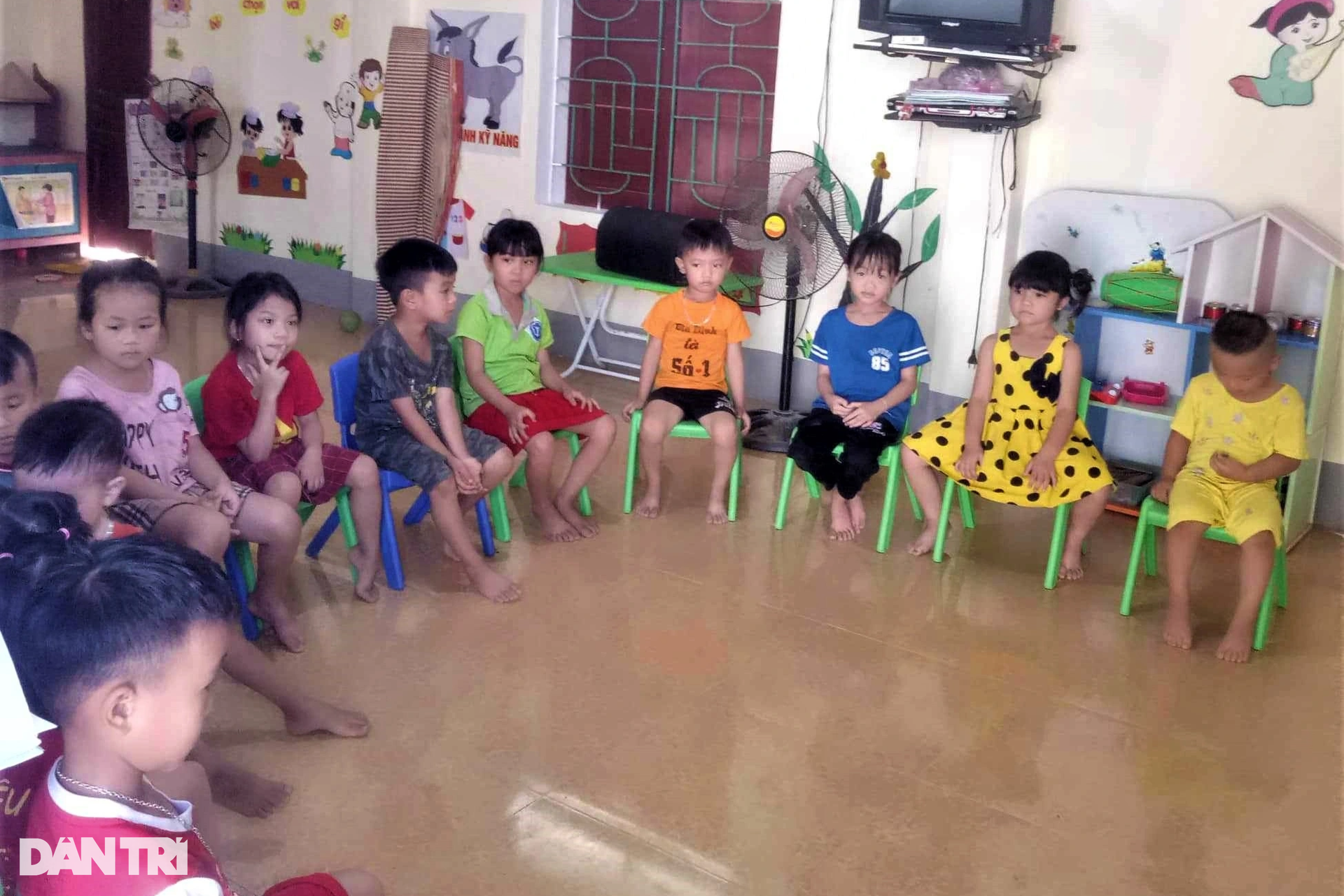 Hàng chục trẻ mầm non miền núi chen chúc trong phòng học xuống cấp - 8 Hàng chục trẻ mầm non miền núi chen chúc trong phòng học xuống cấp - 8