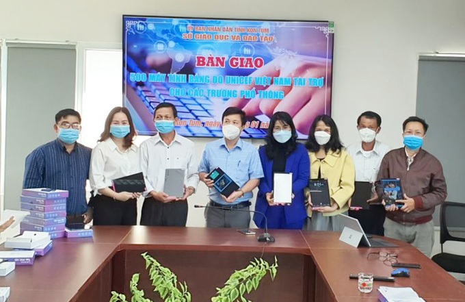 Hình ảnh tại buổi bàn giao 500 máy tính bảng.
