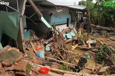 Đau đớn nhìn căn nhà đổ nát, hoang tàn sau lũ