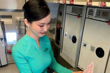 Khoảnh khắc trên máy bay của nữ tiếp viên xinh đẹp hút 7 triệu lượt xem