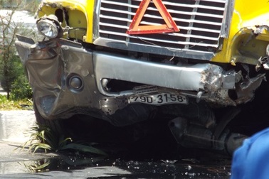 Xe container tông gãy trụ đèn rồi “nằm vạ” trên dải phân cách