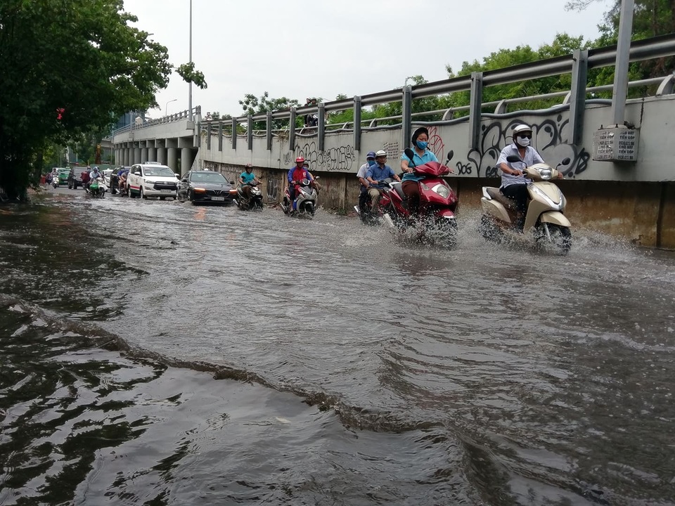 TPHCM đón mưa giải nhiệt, người dân vất vả vượt rốn ngập - 5 TPHCM đón mưa giải nhiệt, người dân vất vả vượt rốn ngập - 5
