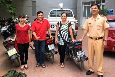 Hà Nội: CSGT trao trả xe máy bị trộm cắp cho người dân