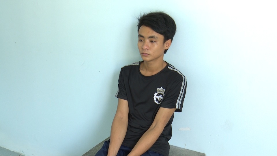 Đem pháo nổ về nhà bạn gái cất giấu vẫn bị công an bắt giữ - 1 Đem pháo nổ về nhà bạn gái cất giấu vẫn bị công an bắt giữ - 1