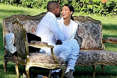 Vợ chồng Kim “siêu vòng ba” mặc đồ trắng đi dự đám cưới