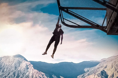 Không sợ chết, "nguời nhện Venezuela" đu một tay trên nóc nhà chọc trời