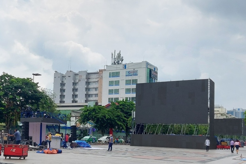 TPHCM chiếu bóng đá SEA Games 33 qua màn hình LED ở đường Lê Lợi - 1 TPHCM chiếu bóng đá SEA Games 33 qua màn hình LED ở đường Lê Lợi - 1