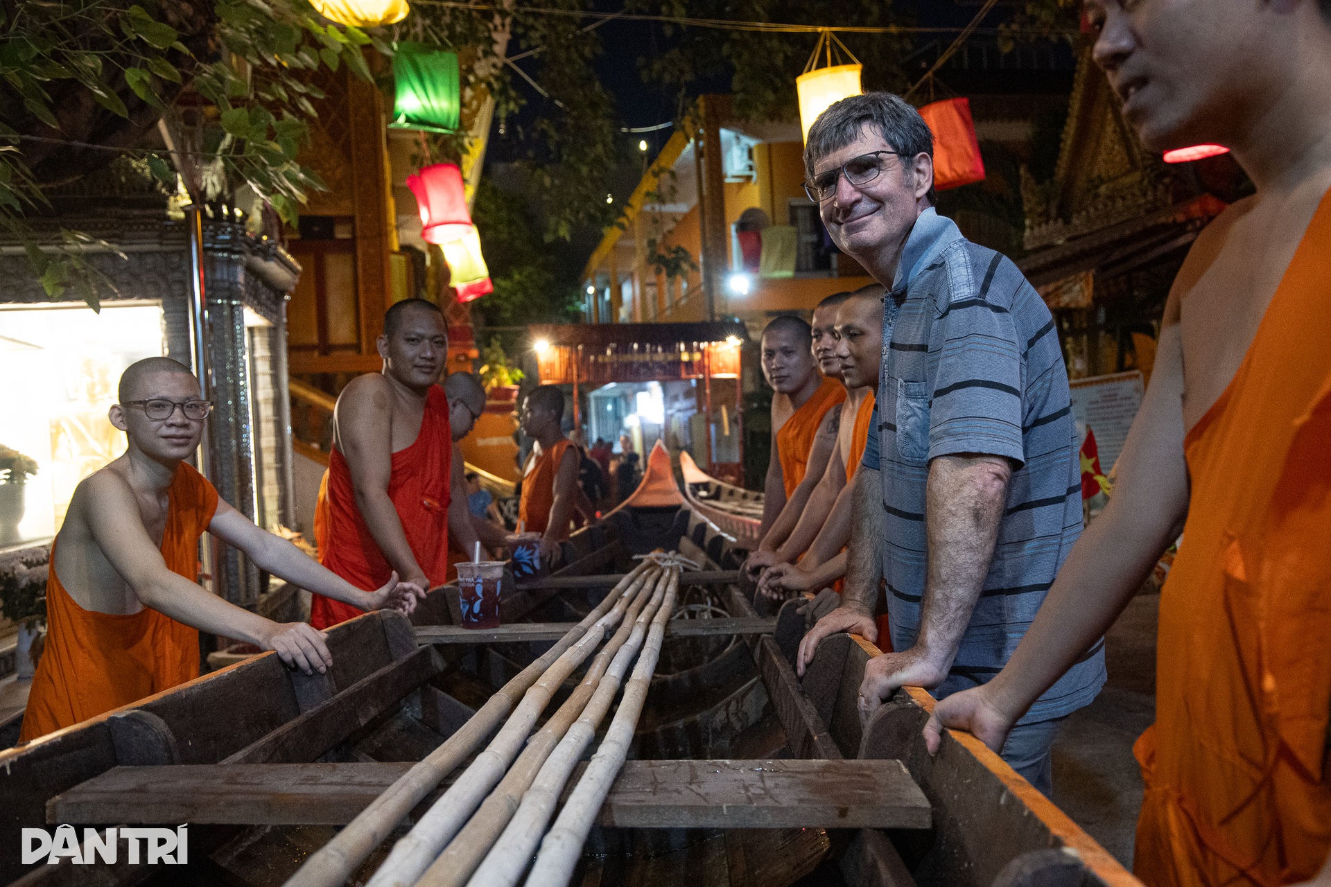 Xuyên đêm hạ thuỷ ghe ngo ở kênh Nhiêu Lộc, sẵn sàng cho lễ hội tại TPHCM - 7