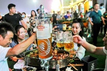 Hàng nghìn người Trung Quốc không đeo khẩu trang, nô nức dự lễ hội bia