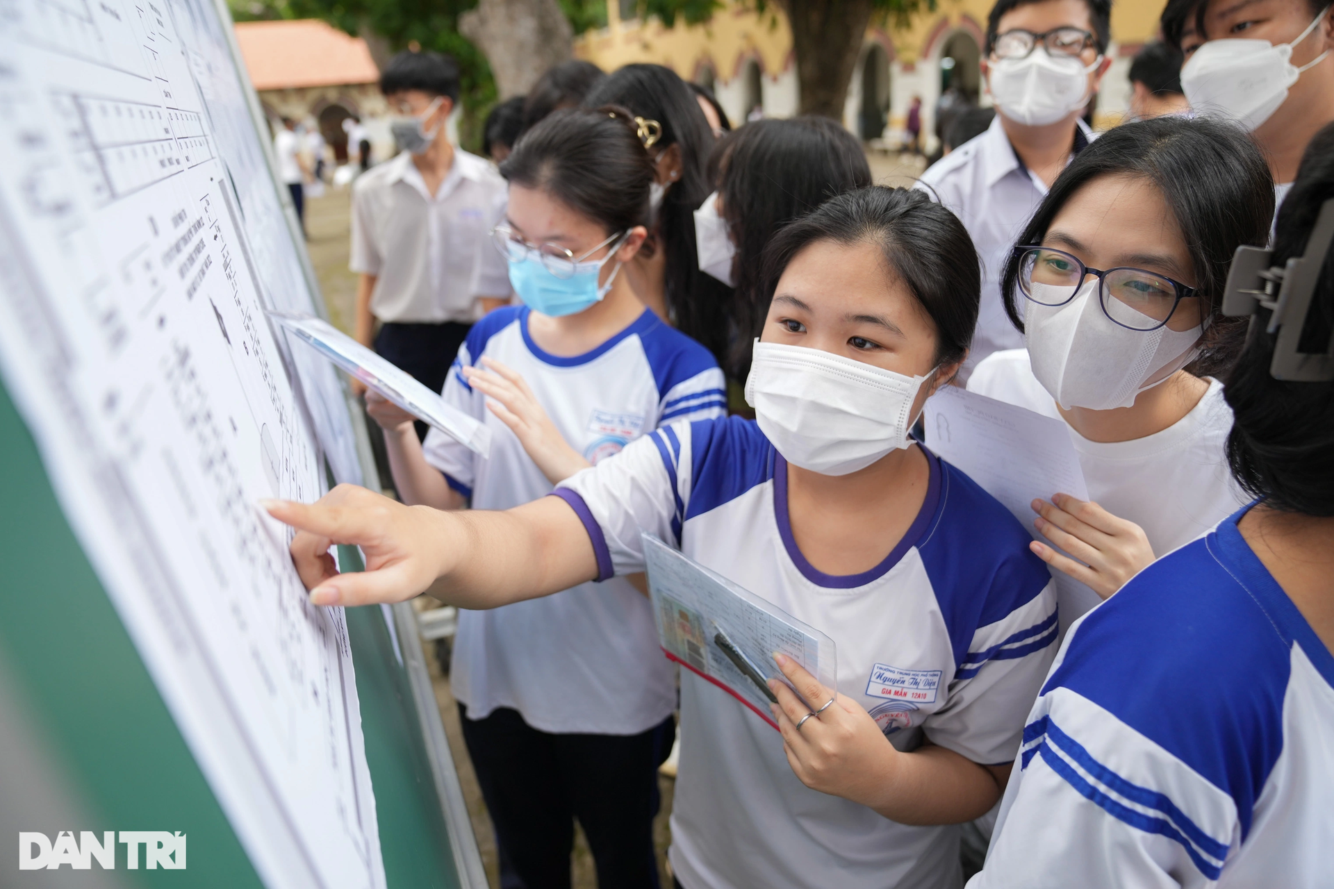 Thí sinh, phụ huynh đội mưa trong ngày làm thủ tục thi tốt nghiệp THPT 2022 - 7 Thí sinh, phụ huynh đội mưa trong ngày làm thủ tục thi tốt nghiệp THPT 2022 - 7
