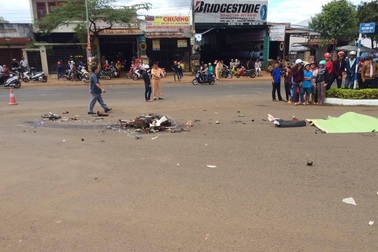 Bị xe tải cuốn vào gầm, người phụ nữ chết thảm