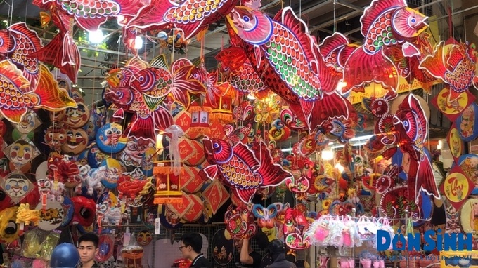 Những chiếc đèn lồng cá chép được làm bằng giấy bóng kính.