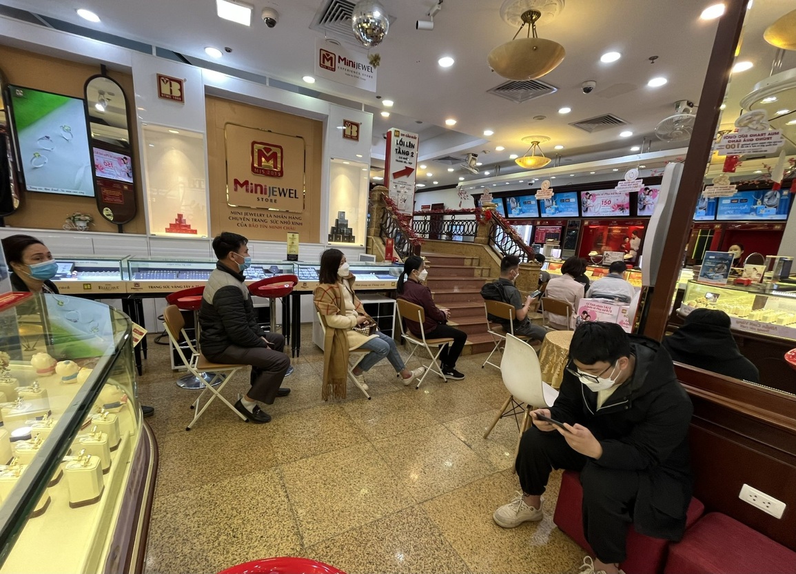 Người dân Hà Nội đổ xô đi bán chốt lời khi giá vàng lên cao chưa từng có - 4 Người dân Hà Nội đổ xô đi bán chốt lời khi giá vàng lên cao chưa từng có - 4