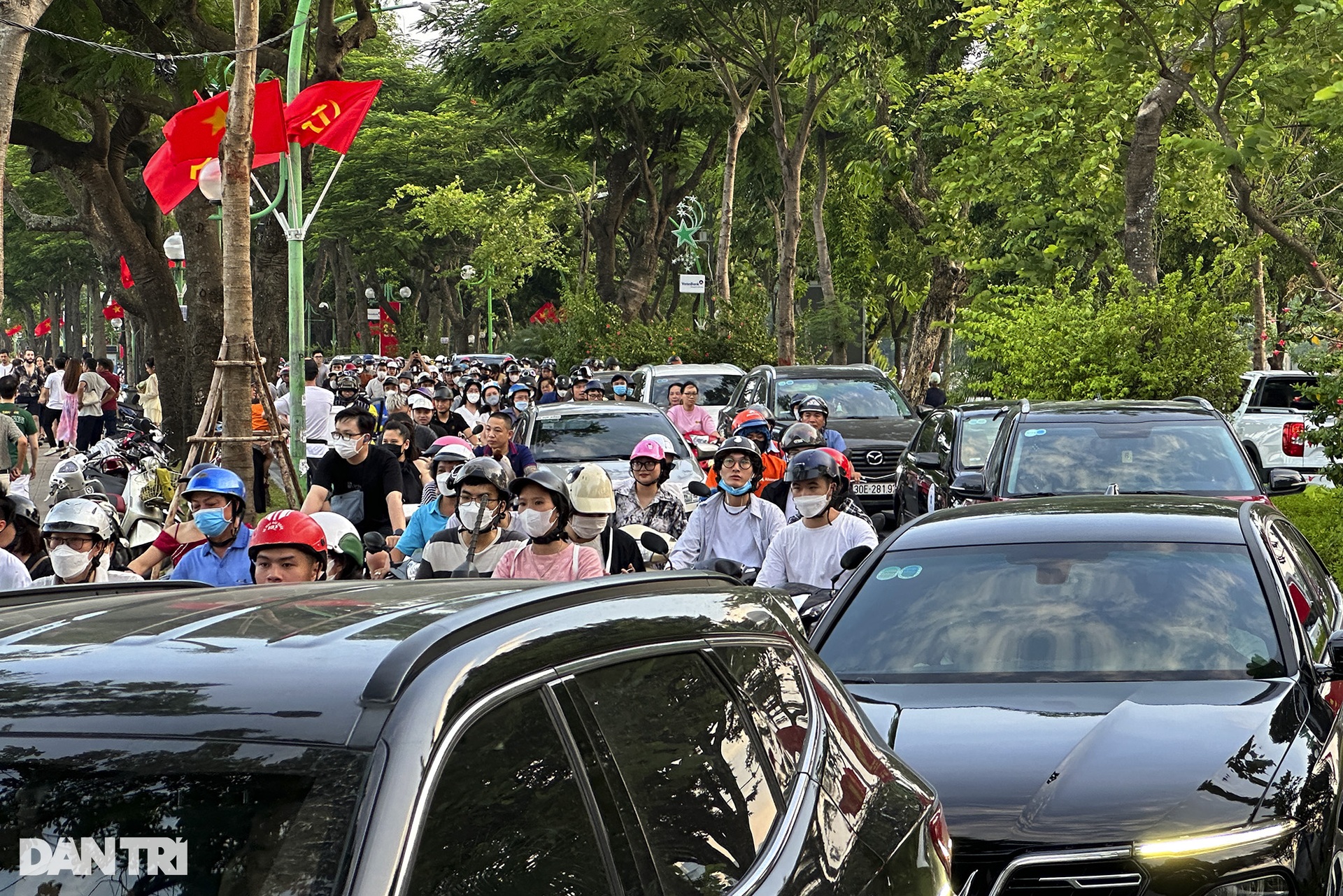 Phố buôn bán vắng vẻ, điểm vui chơi ở Hà Nội đông nghịt dịp nghỉ lễ 2/9 - 12 Phố buôn bán vắng vẻ, điểm vui chơi ở Hà Nội đông nghịt dịp nghỉ lễ 2/9 - 12