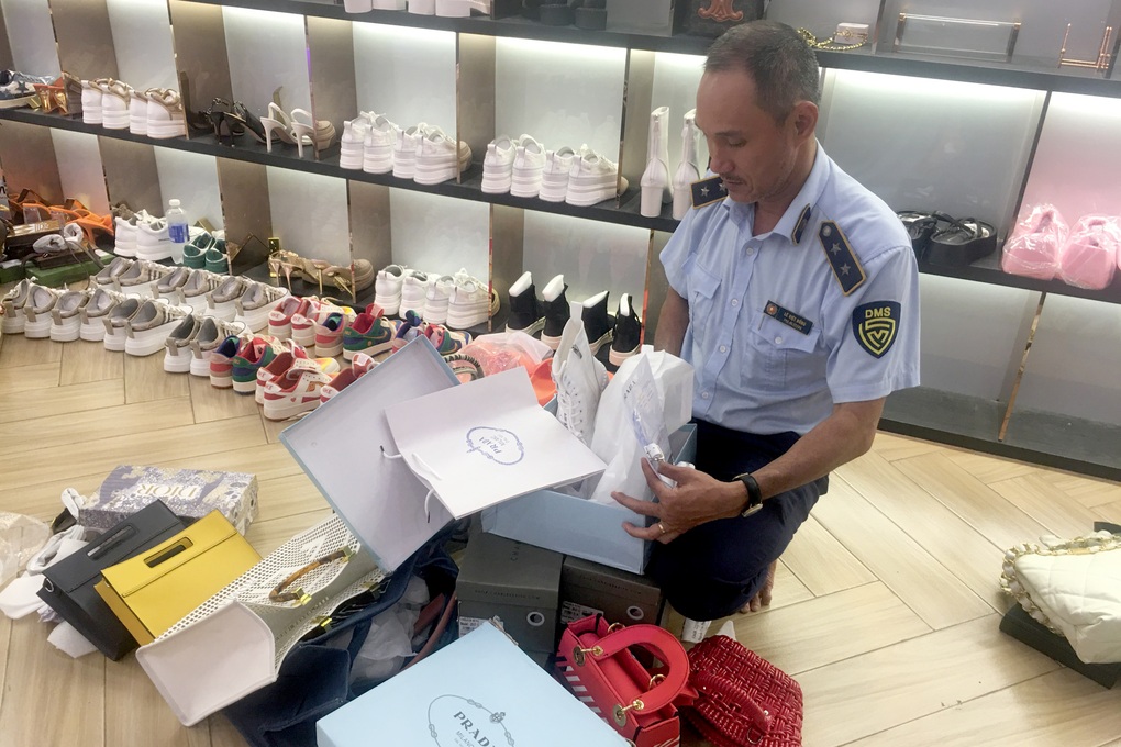 Nhiều sản phẩm nghi giả, nhái trong cửa hàng thời trang Trang Nemo - 1 Nhiều sản phẩm nghi giả, nhái trong cửa hàng thời trang Trang Nemo - 1