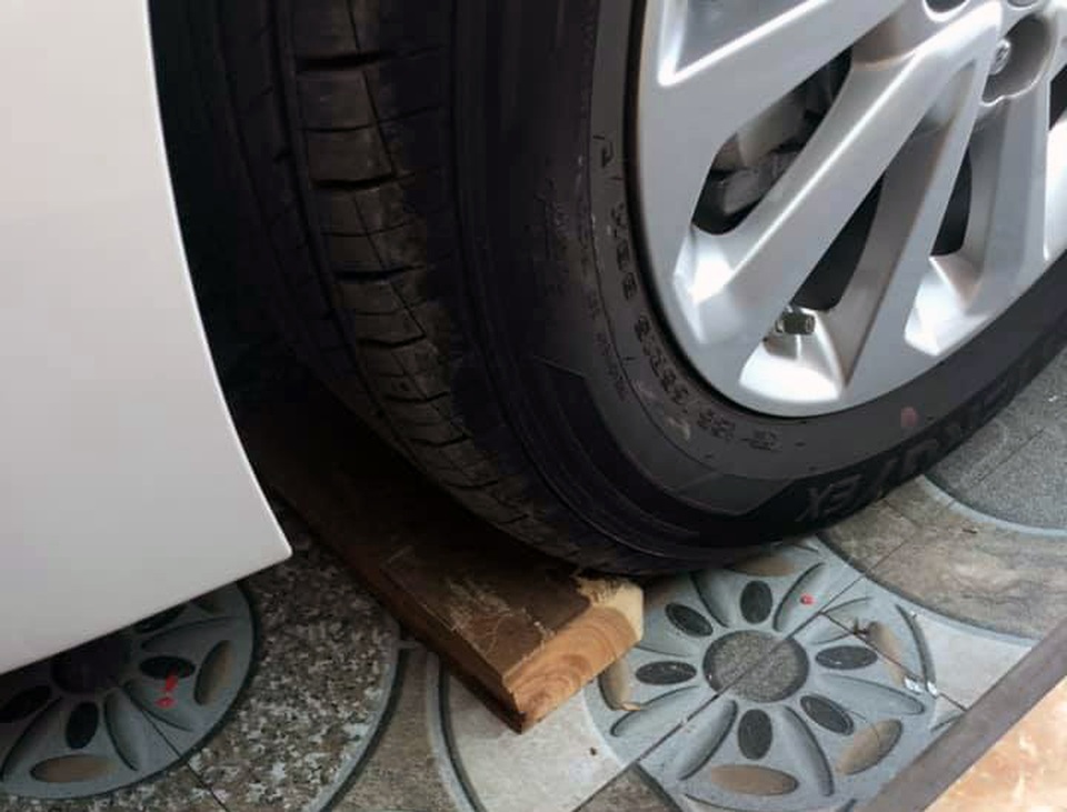 Tài xế Việt sáng tạo phụ kiện giúp đỗ xe “chuẩn từng centimet” trong nhà - 2 Tài xế Việt sáng tạo phụ kiện giúp đỗ xe “chuẩn từng centimet” trong nhà - 2