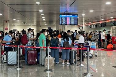 Hải quan sân bay Tân Sơn Nhất lên tiếng vụ khách nhập cảnh tố bị "vòi tiền"